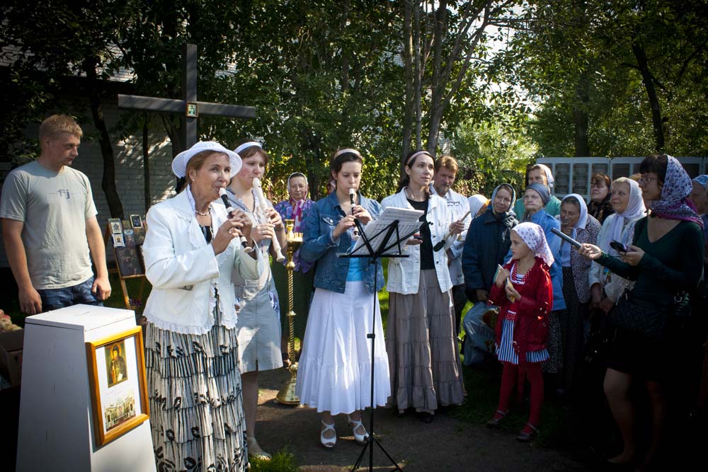 Молодёжный ансамбль Нежная флейта на Митрофаньевском кладбище 